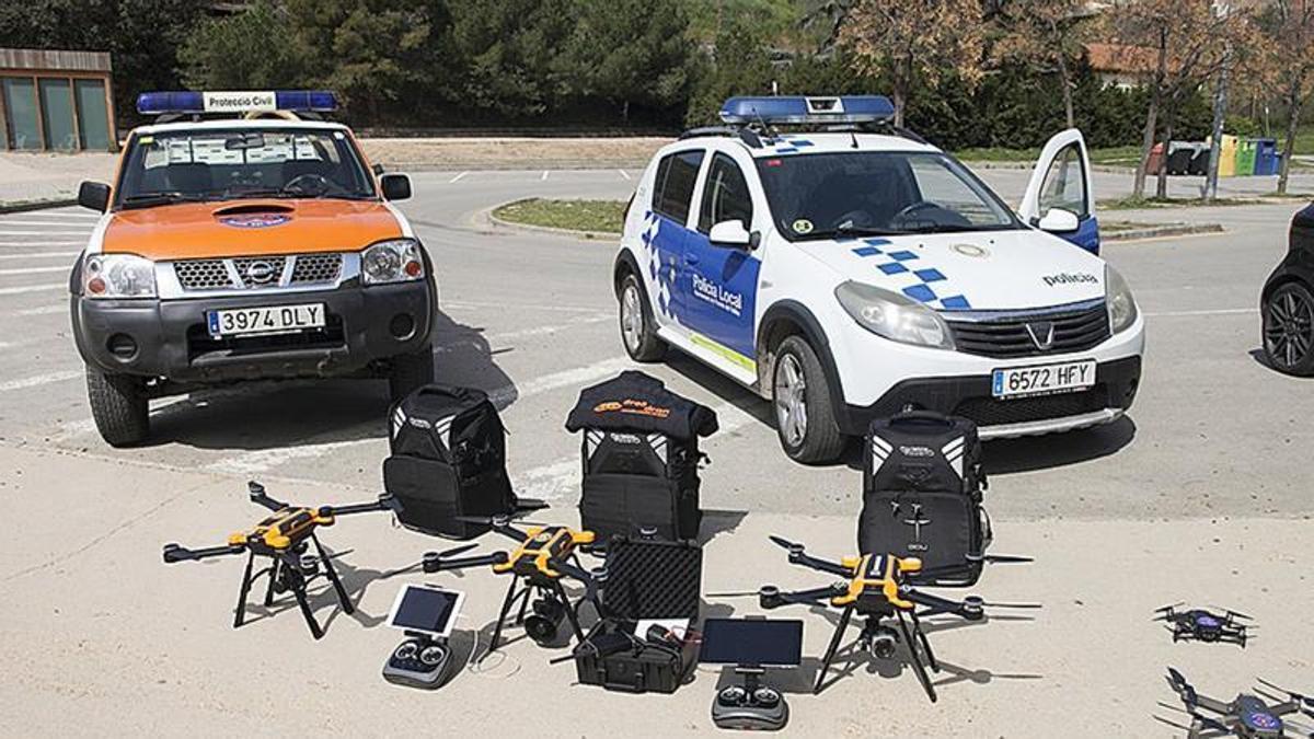 Els cossos de la Policia Local i Protecció Civil fan sortides a diferents espais de Parets del Vallès amb els drons, per a controlar el confinament de la població.