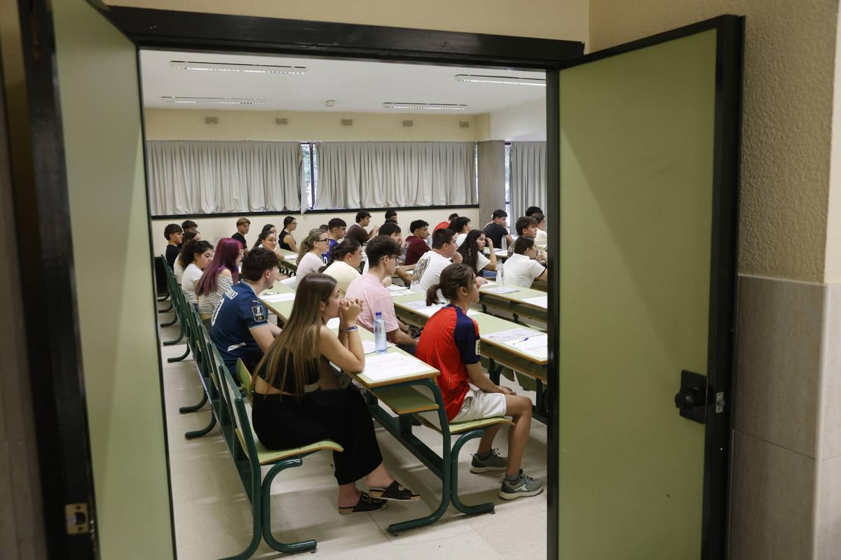 Pruebas de Acceso a la Universidad (PAU) en la convocatoria de julio. Facultad de económicas en Oviedo