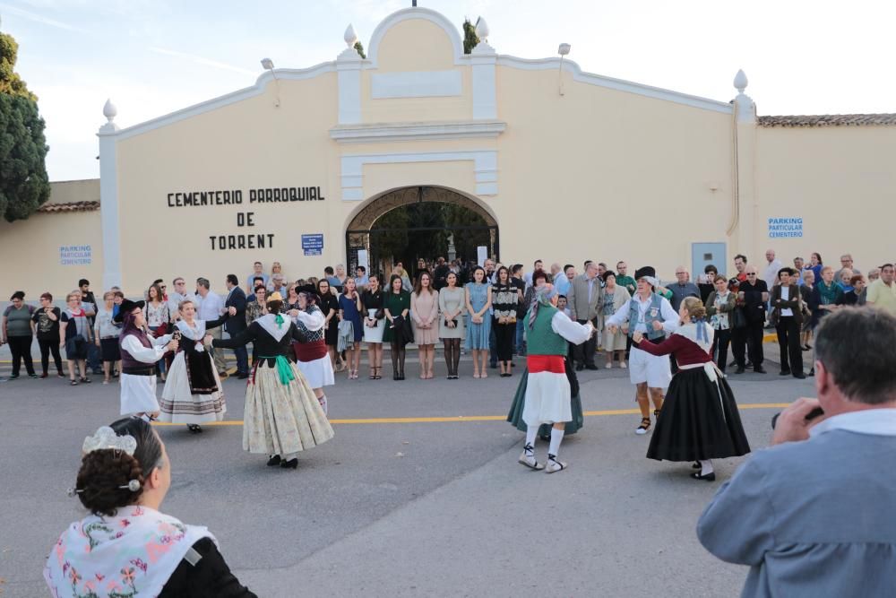 Torrent homenajea a los difuntos en el día de Todos los Santos