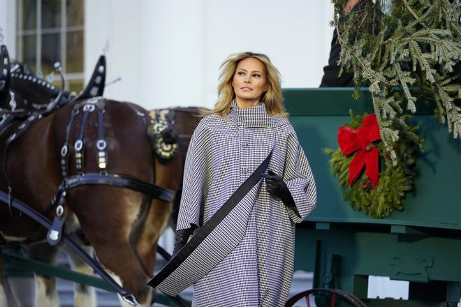 Melania Trump y el look con el que recibió por última vez el árbol de la Casa Blanca