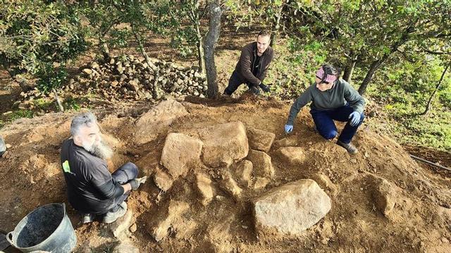 Parte del equipo de trabajo, ayer, identificando piedras que formaban parte de la propia torre.