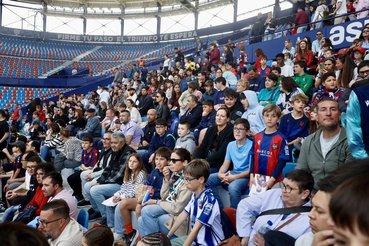 Entrenamiento a puertas abiertas del Levante UD en el Ciutat de ...