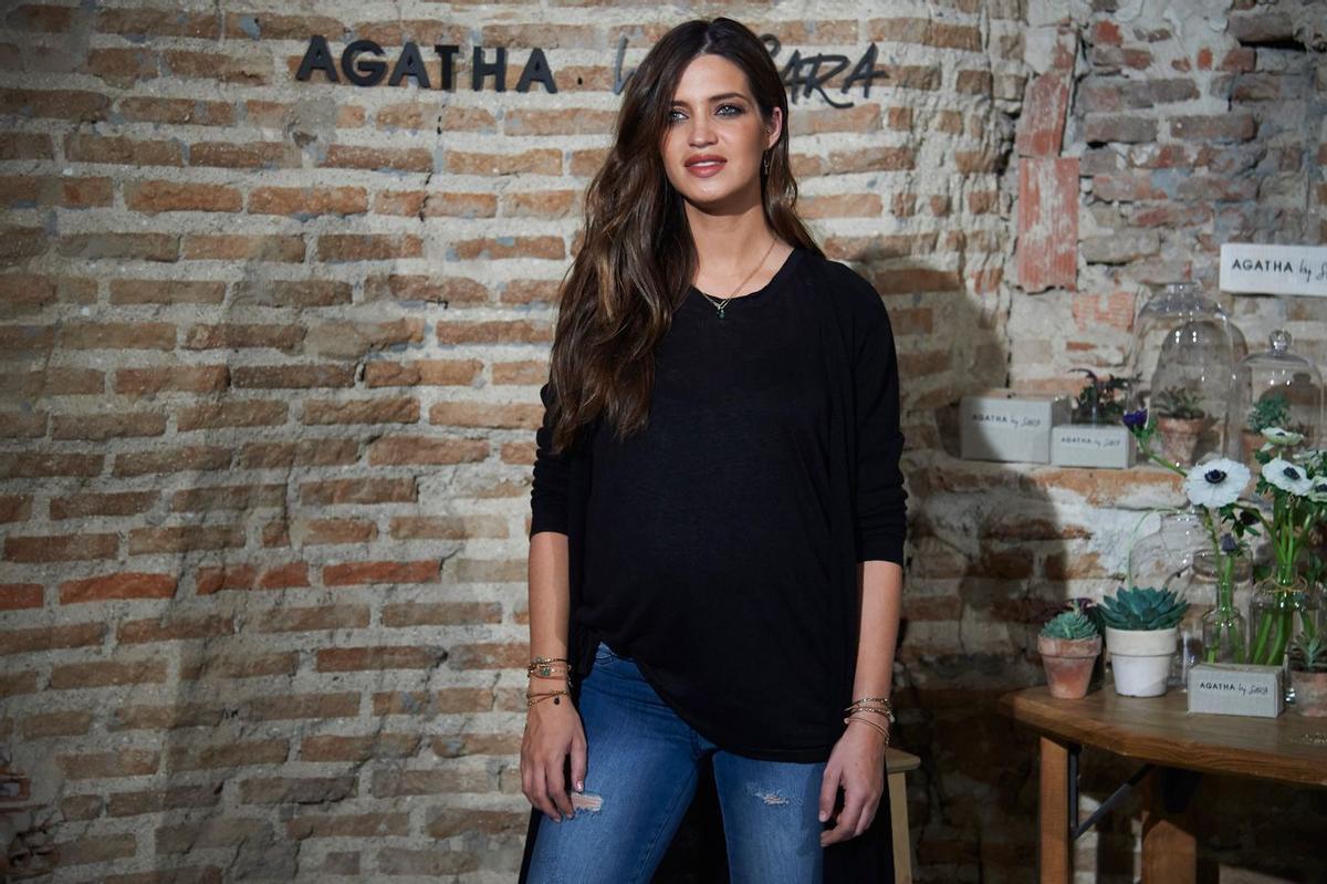 Sara Carbonero con camiseta negra y jeans en Madrid