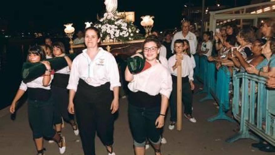 El Grau de Gandia recibe a la Mare de Déu Blanqueta por mar con vítores y pirotecnia