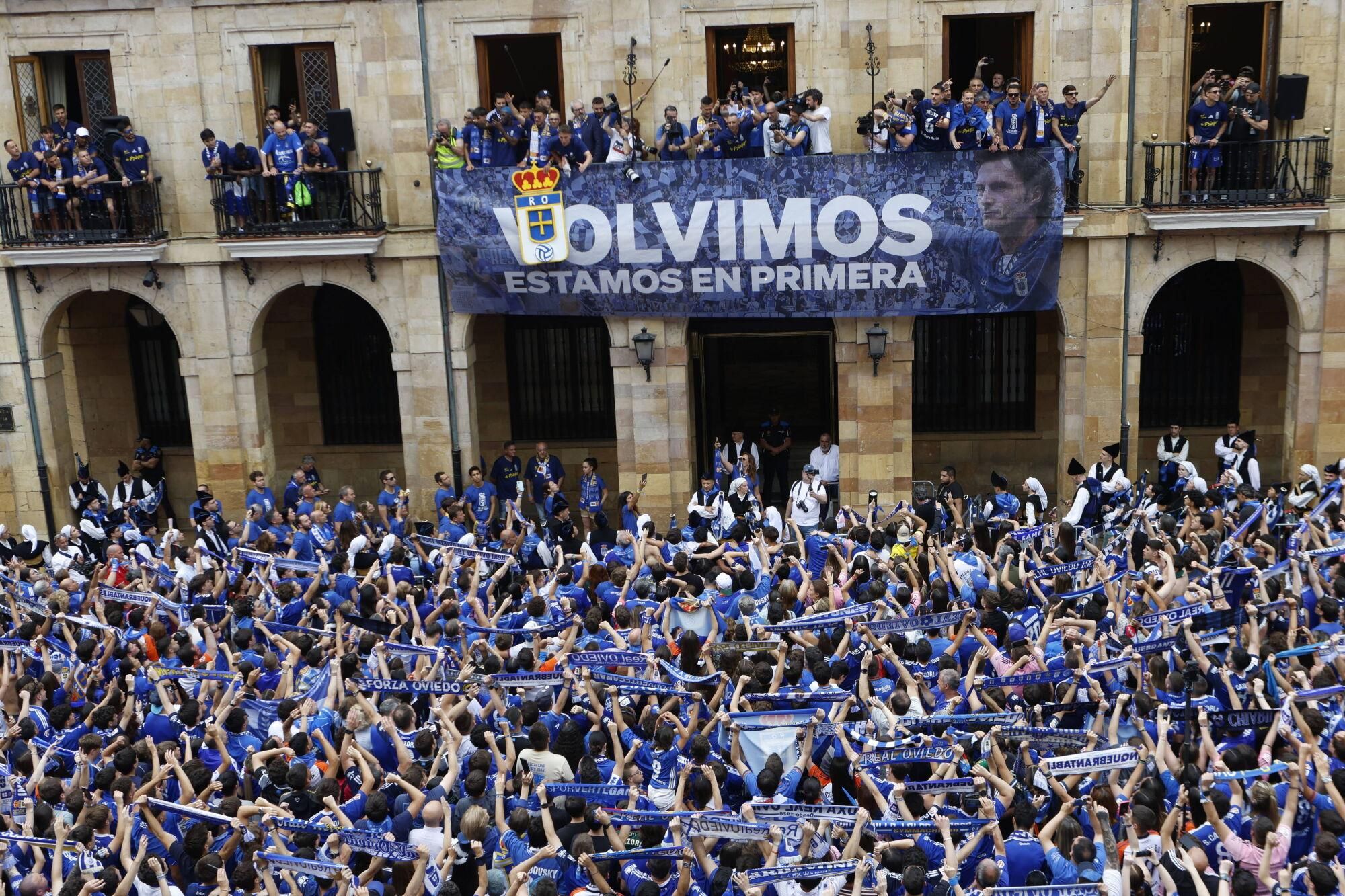 Locura azul en las calles de Oviedo para celebrar el ascenso del equipo a Primera División