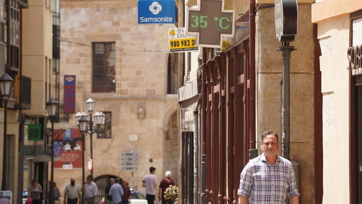 Un termómetro marca los 35 grados en una farmacia de la capital.