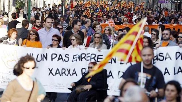 Aspecto de las calles del centro de Valencia, ayer, durante el transcurso de la manifestación reivindicativa del 25 d'Abril.