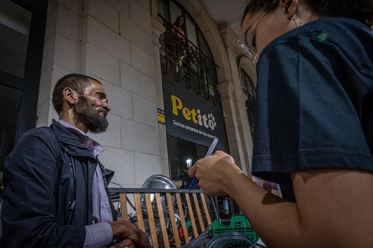 Arrels recuenta a las personas durmiendo en la calle en Barcelona