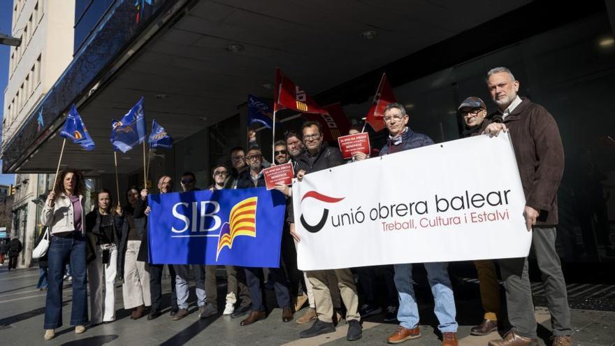 Empleados de CaixaBank se concentran en oficinas de toda España para pedir mejoras