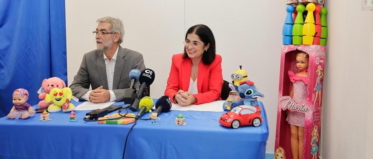 De izquierda a derecha el presidente de la Casa Galicia, Albino Aneiros y la alcaldesa de la ciudad, Carolina Darias.