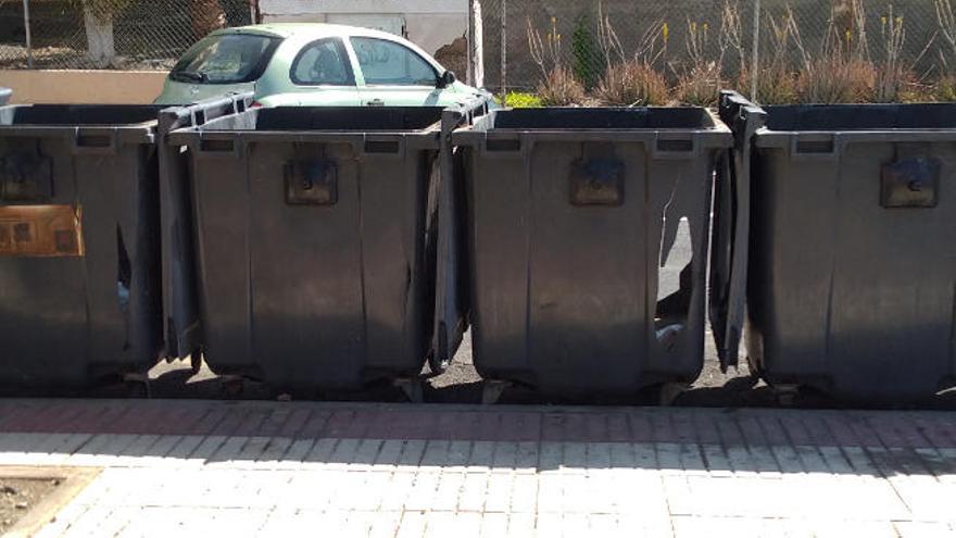 Contenedores de basura rotos en El Puertito de Güímar.