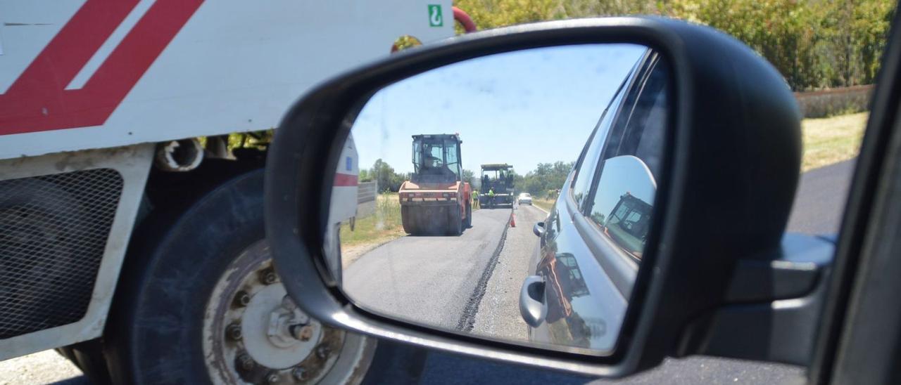 Els treballs d’asfaltatgeentre Castelló i Vilanova de la Muga