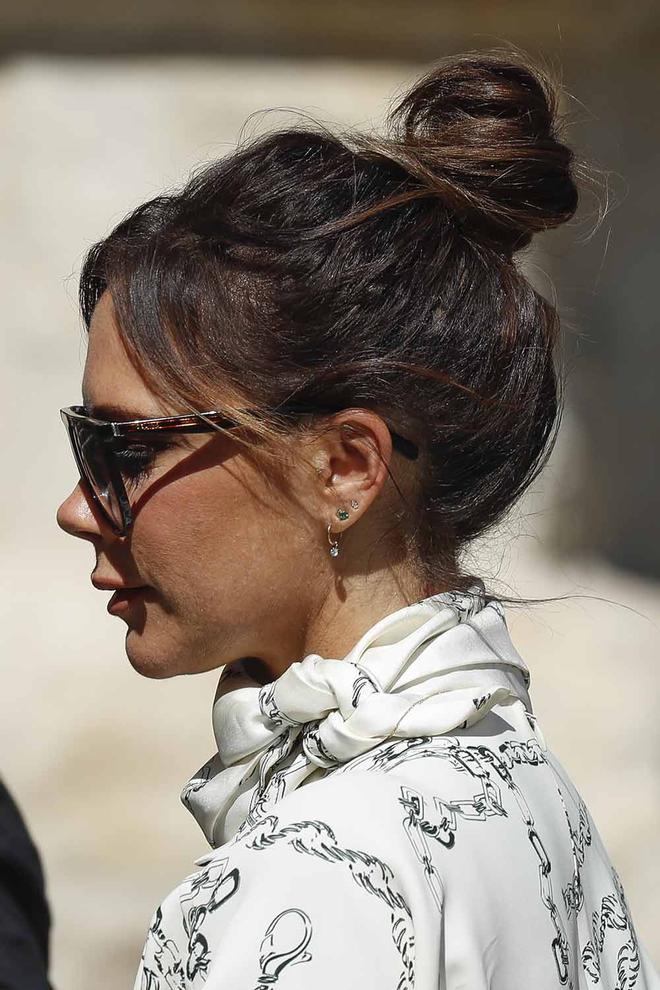 Peinado de Victoria Beckham a su llegada a la catedral de Sevilla