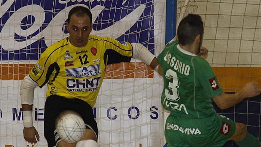 Eloy despeja un balón durante la pasada campaña en el duelo ante Xota.