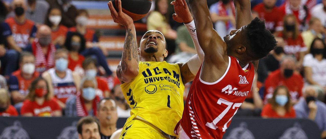 Jordan Davis, del UCAM Murcia, intentando entrar a canasta ante la defensa de Sima.