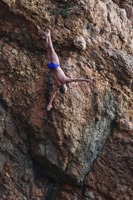 El saltador olímpico y de ´cliff diving´ Blake Aldridge, que está en Ibiza para dar unas clases de salto, habla de este deporte y de las medidas de seguridad.