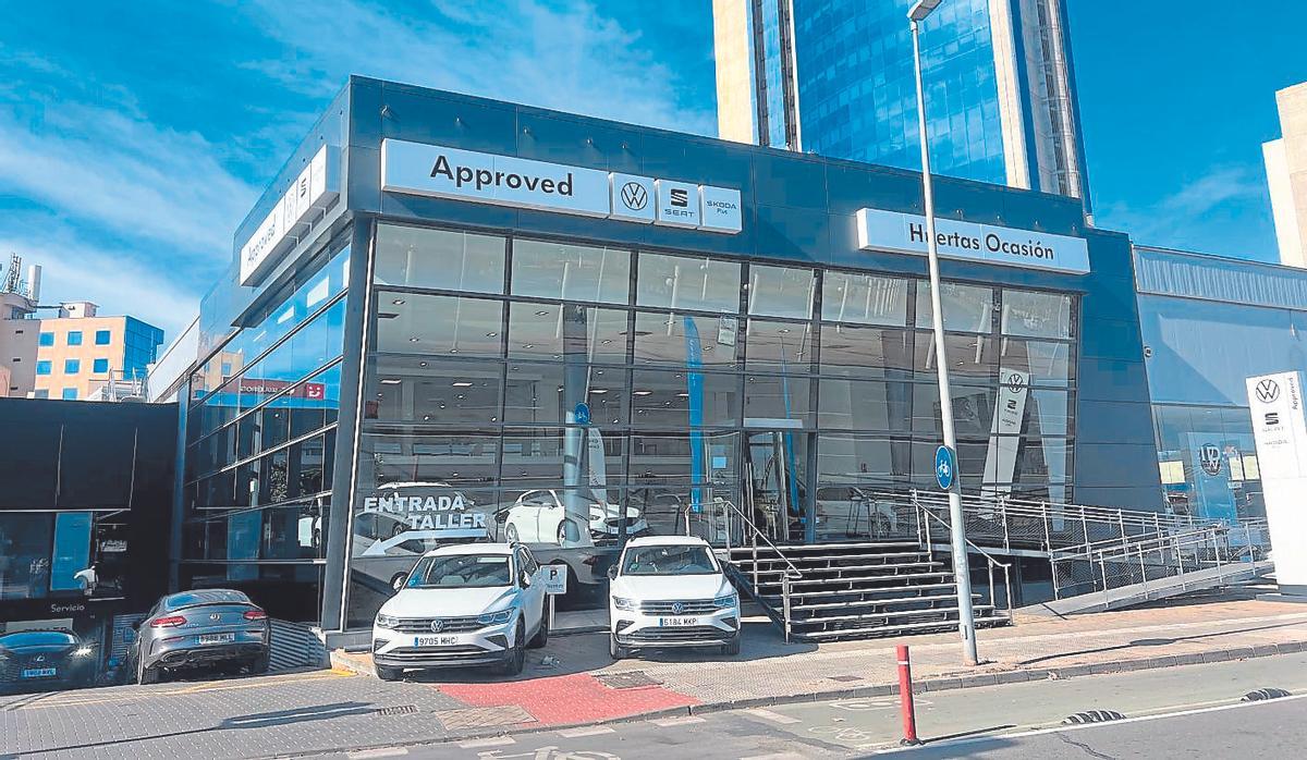 Varios Volkswagen junto a un concesionario