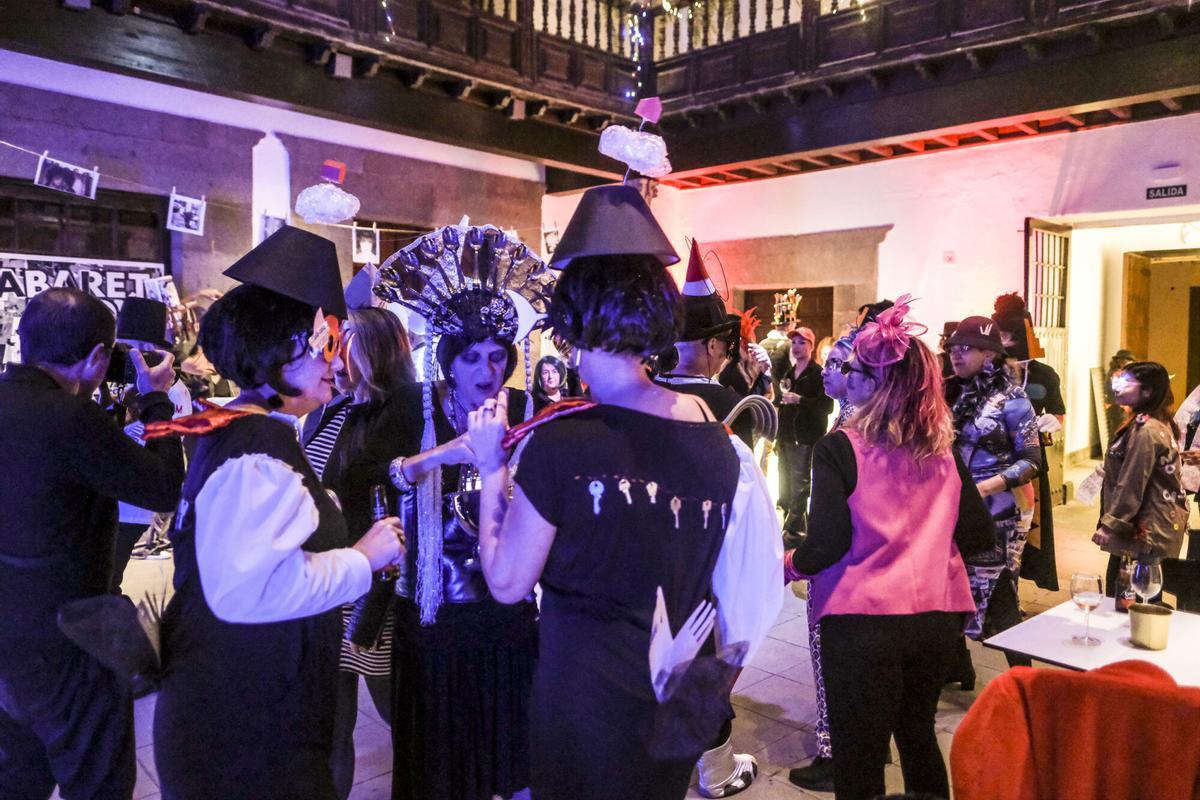 Fiesta de ‘CAAMnaval’:  el dadaísmo