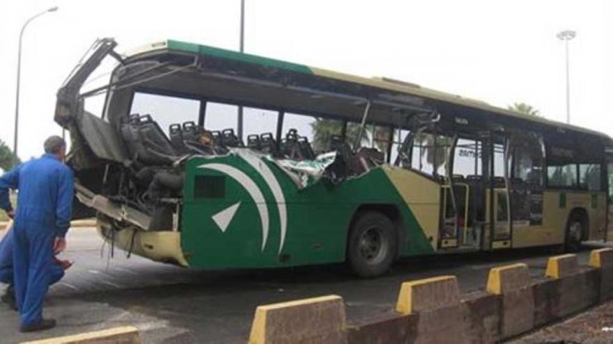 Dos muertos en un accidente entre un camión y un autobús en Huelva