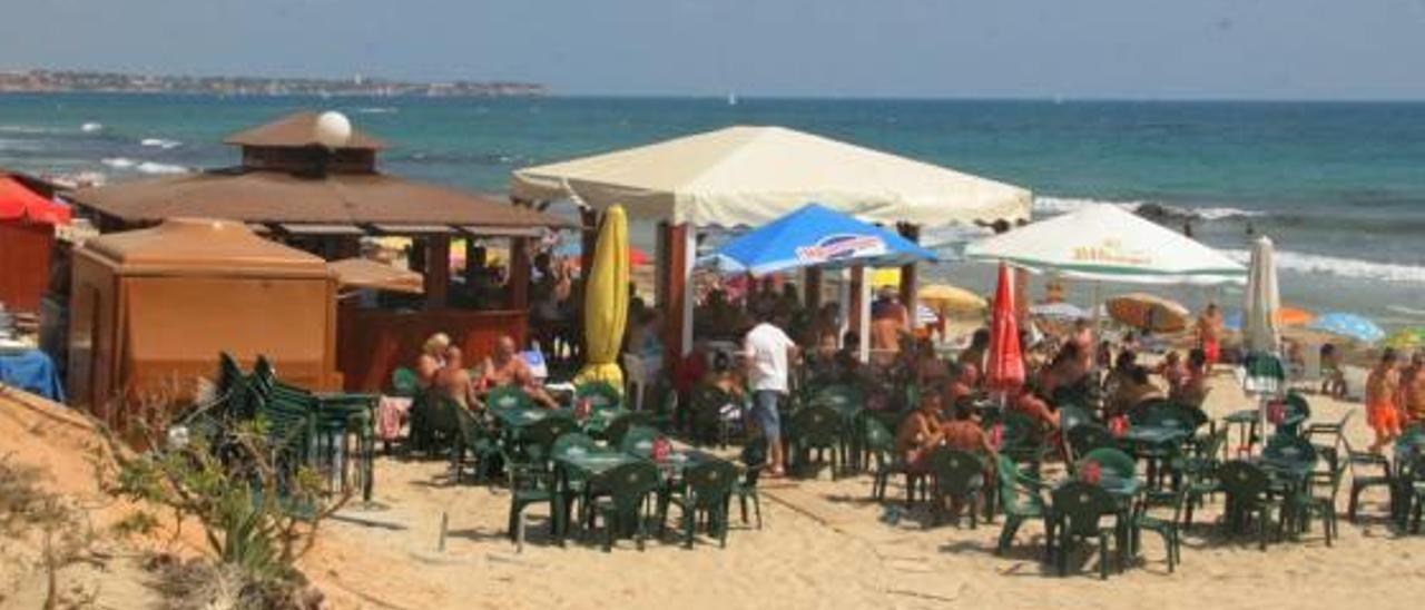 Imagen de uno de los chiringuitos de playa ubicado en la costa de Orihuela.