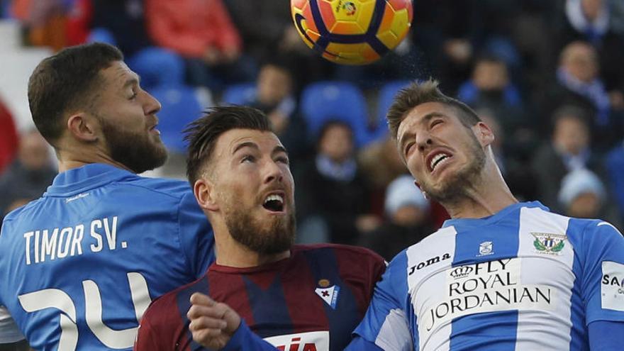 Timor y Alberto Martín disputan un balón con Sergi Enrich.