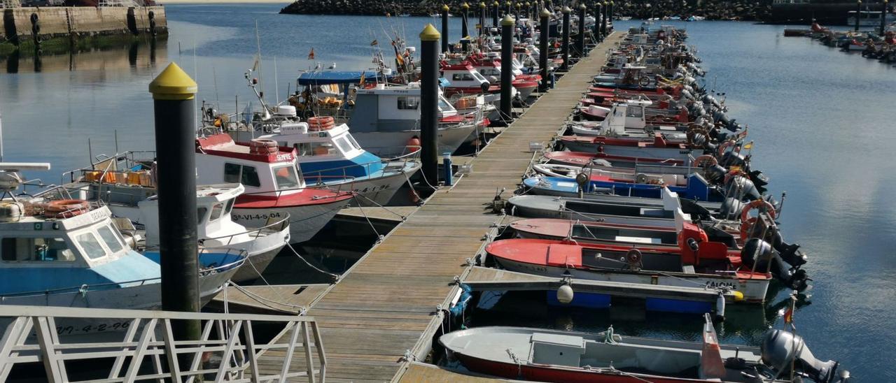 La flota de bajura amarrada ayer en el puerto de Cangas.