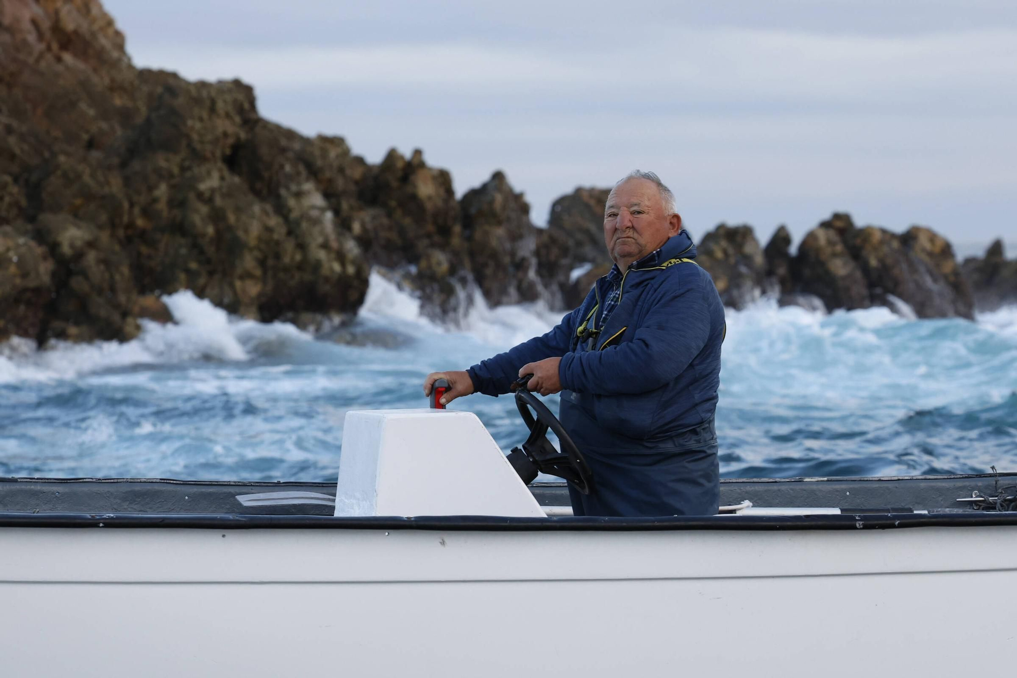 EN IMÁGENES: Así es la dura jornada de los perceberos del cabo Peñas: un oficio de alto riesgo a merced de las olas