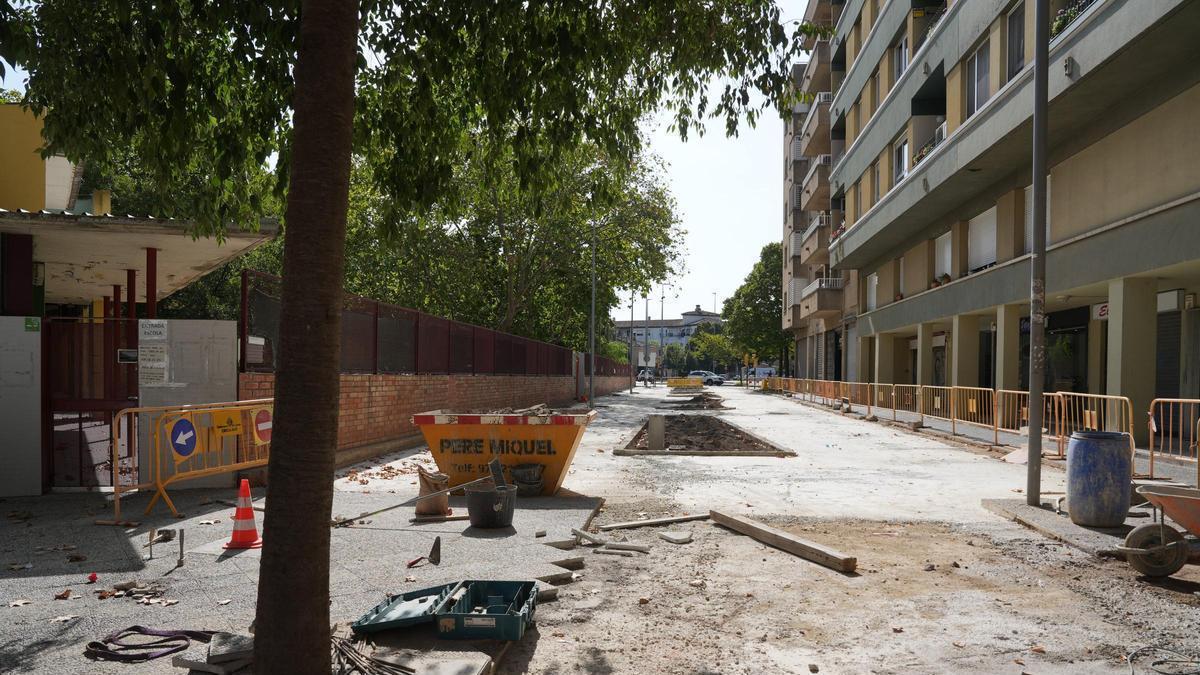 Les obres davant de l’Escola Santa Eugènia.