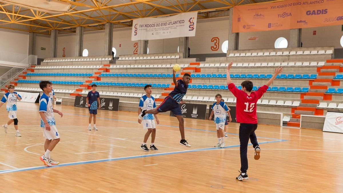 Imagen de un partido de balonmano del Eixo Atlántico de Santiago.