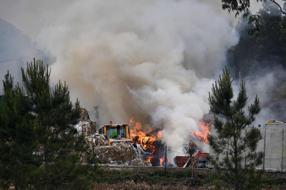 El fuego se origina tras una descarga de un camión en la zona de acopio.