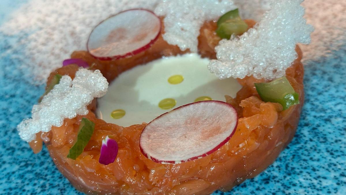 Tartar de atún con ajo blanco.