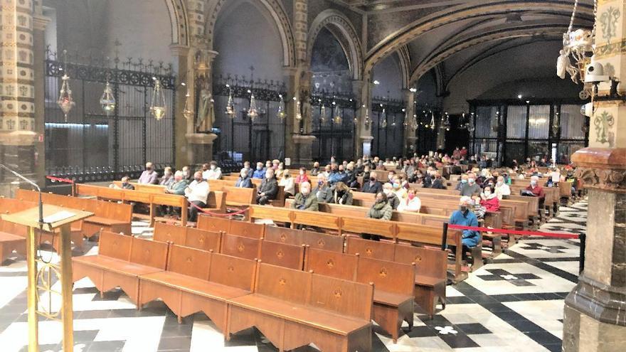 Assistents a la salve d&#039;un dilluns del mes de març, amb aforament limitat, a Montserrat