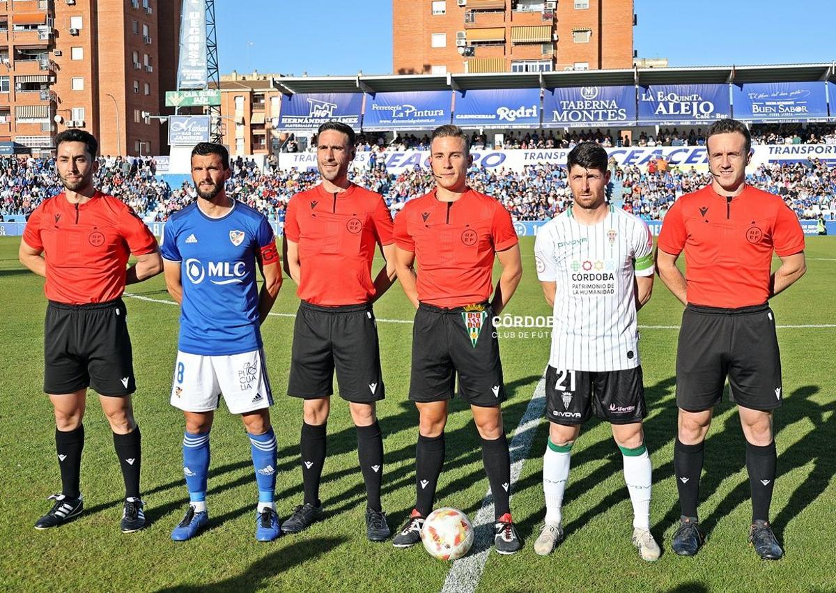 Tárraga Lajara, en el centro de la imagen, durante la última visita del Córdoba CF a Linarejos.