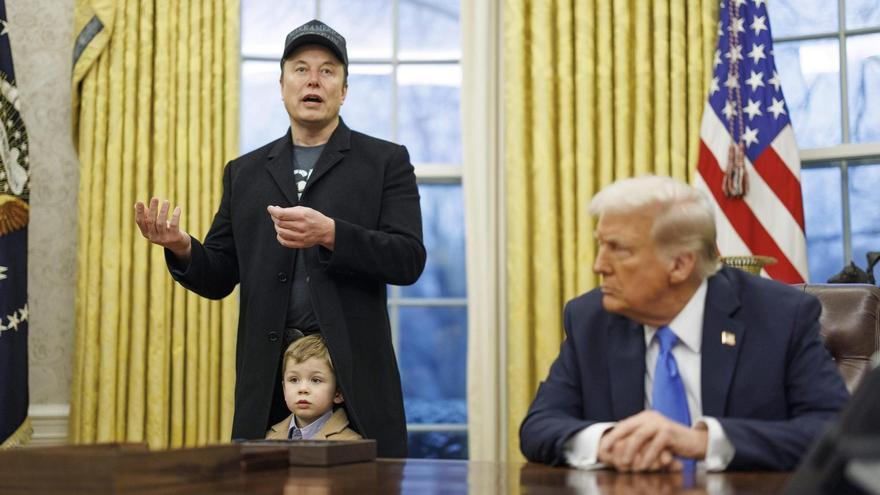 El niño que pasea a Musk