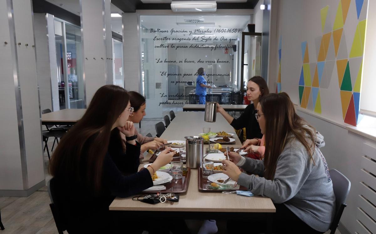 Un grupo de residentes en el comedor de la Baltasar Gracián