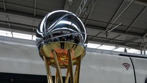 El trofeo de la Copa del Rey ACB, a su llegada en AVE a Málaga.