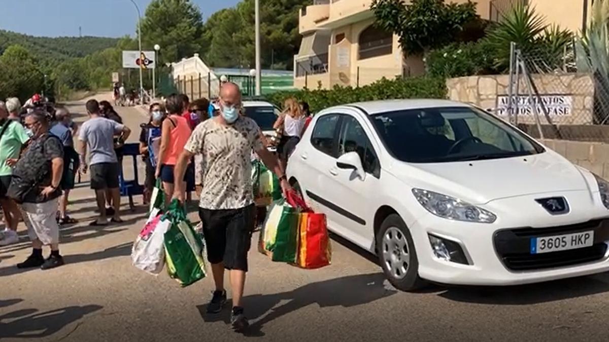 Un vecino, tras recoger sus pertenencias