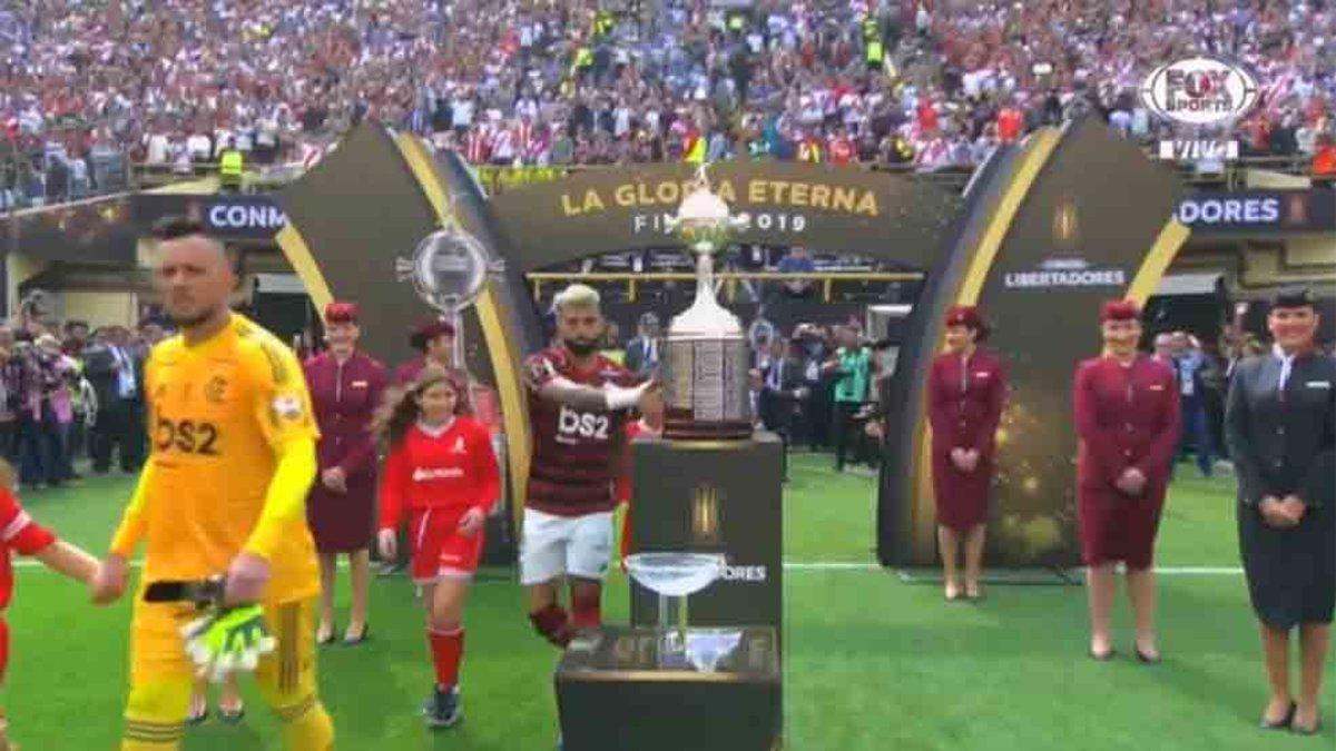 Momento en el que Gabigol toca el trofeo de la Copa Libertadores