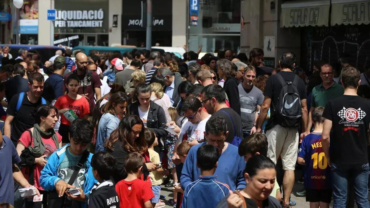 Barcelona (Barcelonès) 27/05/2018 Societat Primer dia del mercat dominical de llibres, cromos, postals i diferents objectes de col·leccionisme als voltants del Mercat de Sant Antoni, després de les obres de restauració.