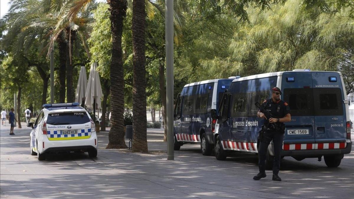 Guàrdia Urbana y Mossos d'Esquadra, en el paseo de Joan de Borbó, en Barcelona