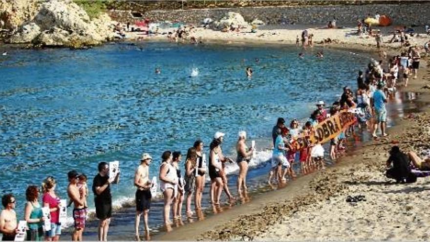 La plataforma &quot;Aturem les prospeccions a la costa catalana&quot; va congregar una vuitantena de persones en l&#039;acció realitzada ahir a l&#039;Escala.