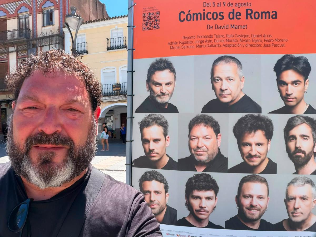 Jorge Asín junto al cartel de 'Cómicos de Roma'.