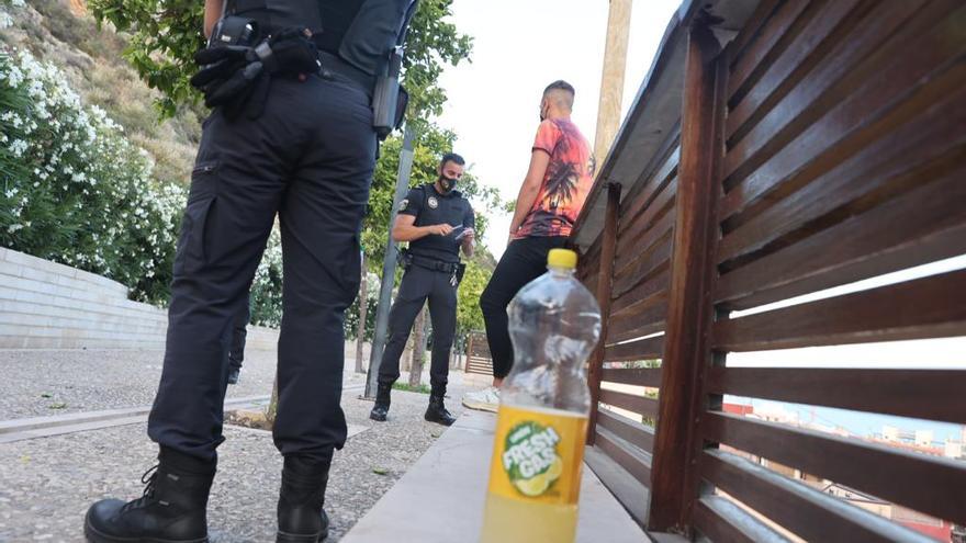 La Policía Local de Alicante interviene en un botellón en el primer fin de semana sin restricciones de movilidad nocturna.