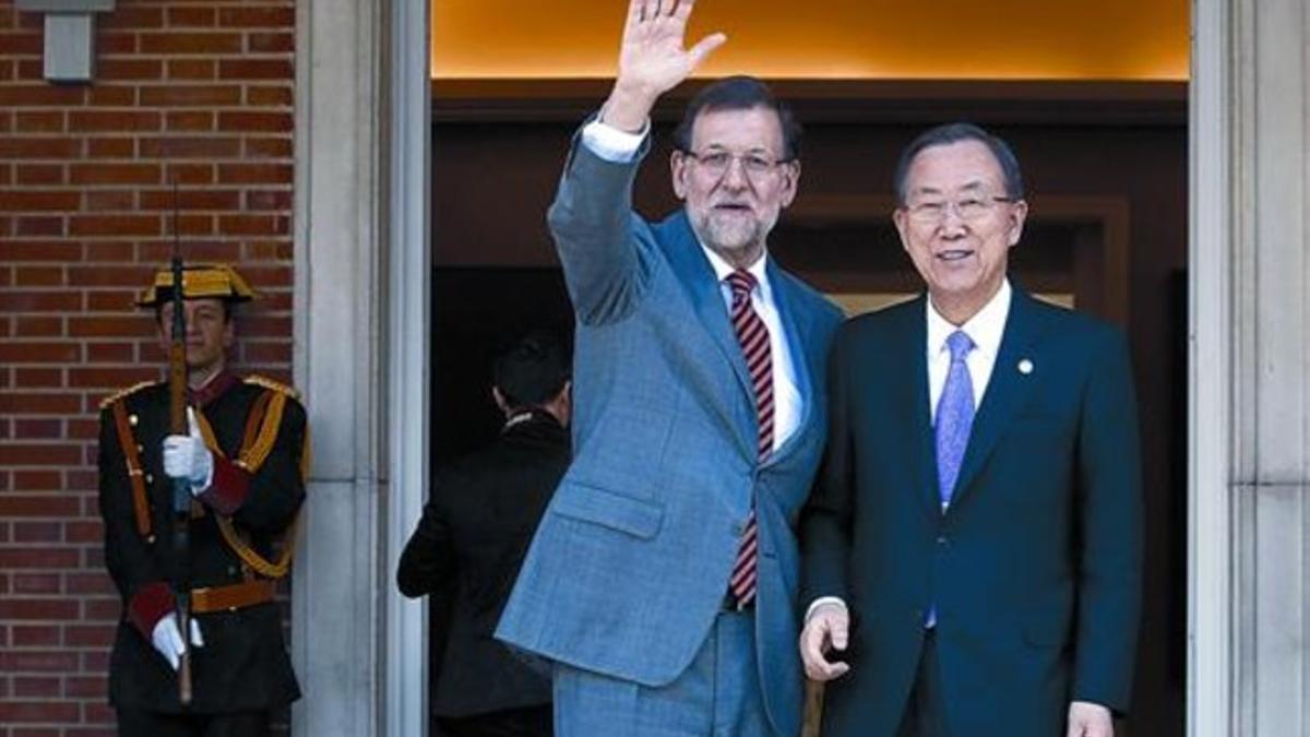 Mariano Rajoy, junto al secretario general de Naciones Unidas, Ban Ki-Moon, ayer en el palacio de la Moncloa.