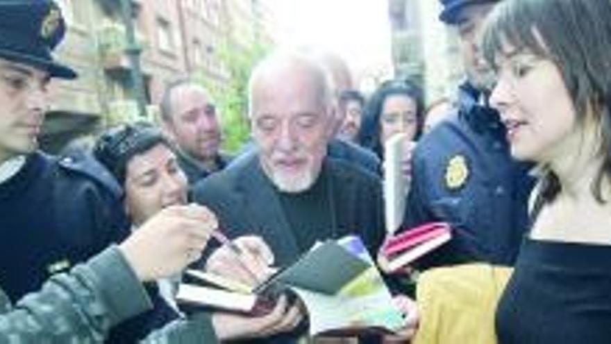 Paulo Coelho, a su llegada al Palacio Valdés.