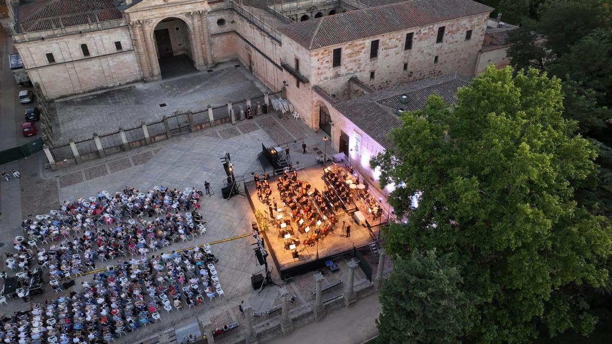 Vista aérea de la plaza de la Catedral de Zamora durante la gala