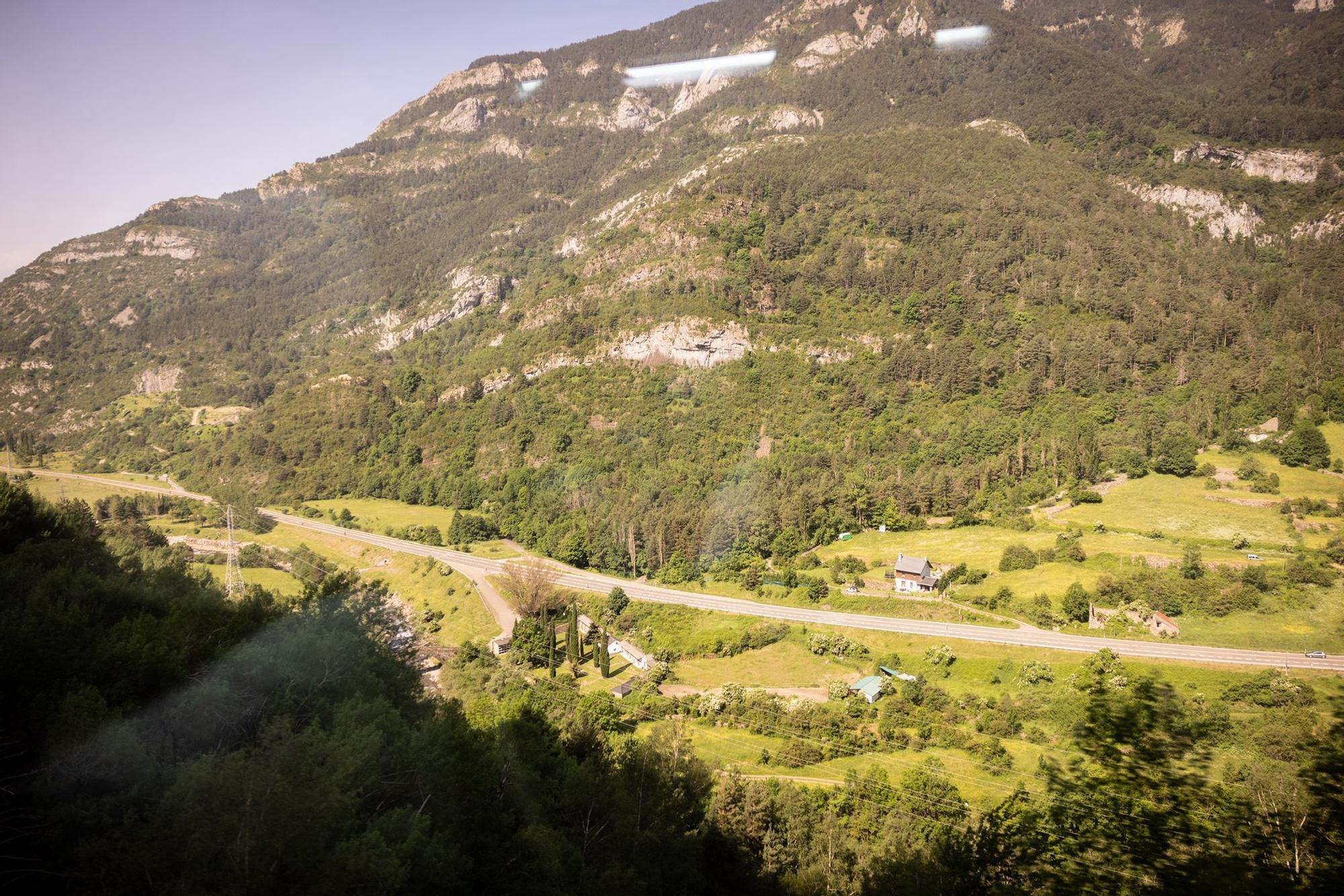 En imágenes | Así ha sido el viaje inaugural del Canfranero en su vuelta a la actividad tras las obras de remodelación de la línea