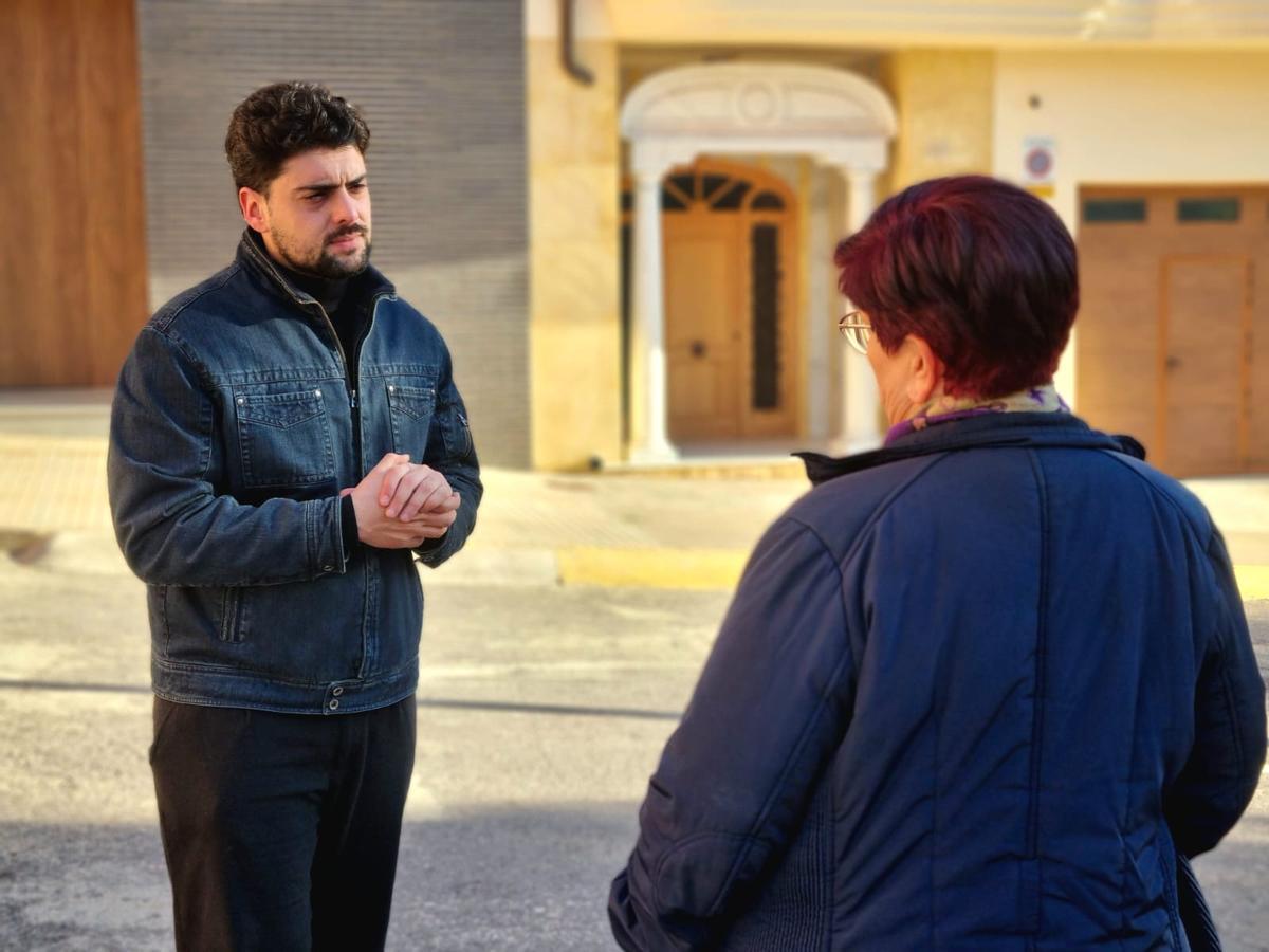 El concejal de Urbanismo, Erik Torner, con una vecina.