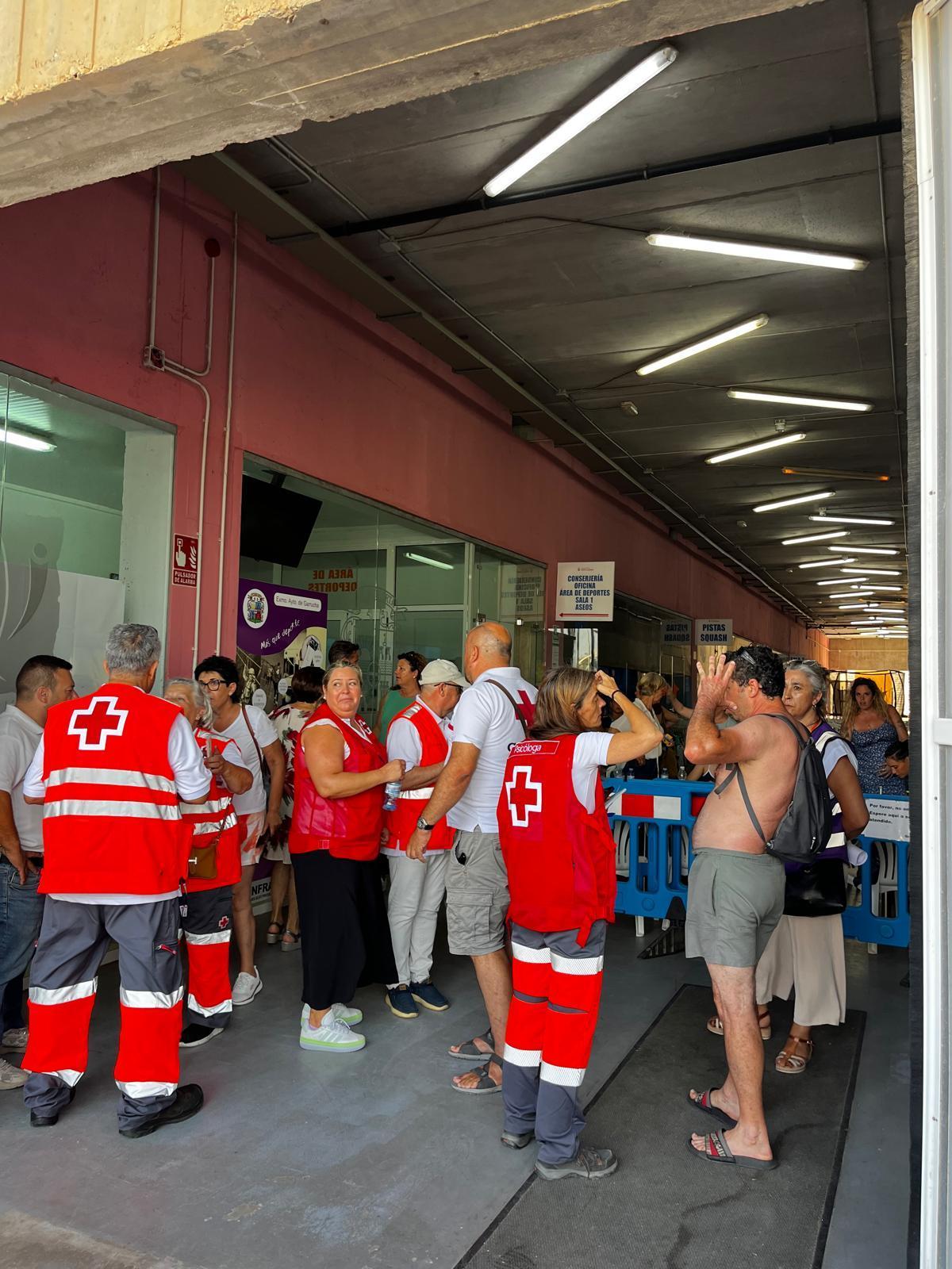 Operarios de Cruz Roja trabajaban en el Polideportivo que acoge desalojados de Los Gallardos