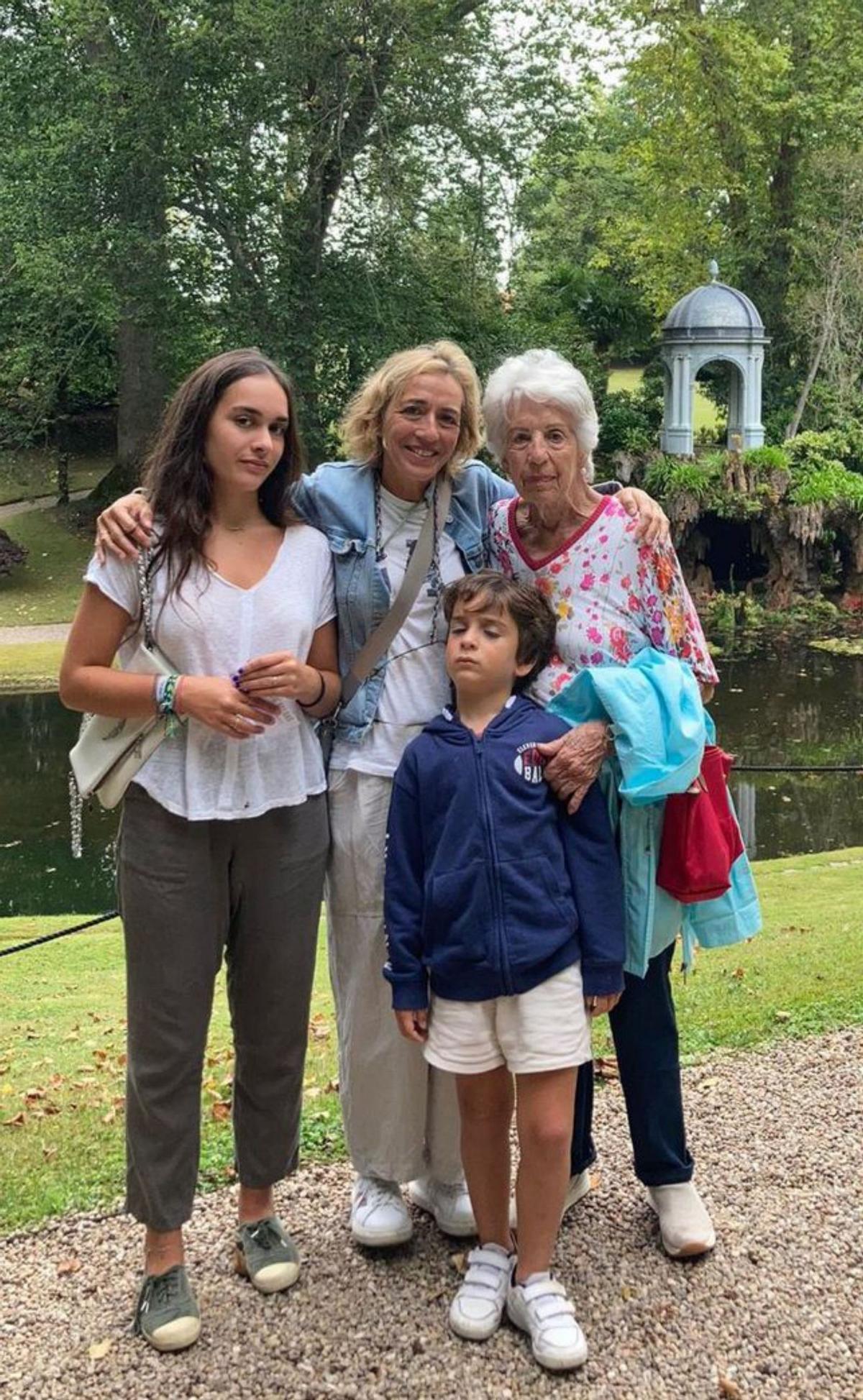 Tamara Gingeira, con su hijo Ian, en el jardín de su casa en Mieres.